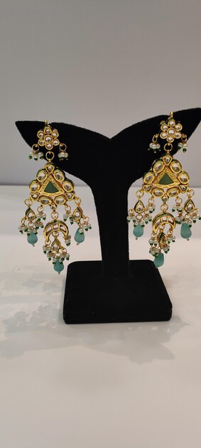 Gold Plated Kundan Neckpiece With Earrings
