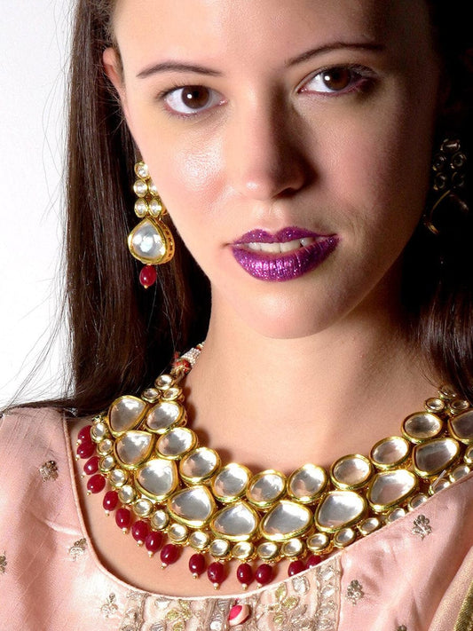 Gold Plated Kundan Studded & Pearls Beaded Jewellery Set