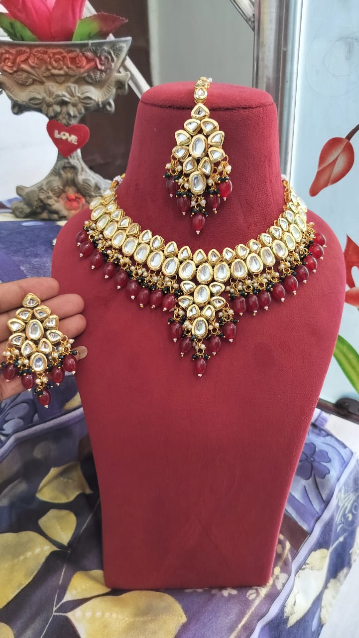 White Kundan Necklace Set With Earrings & Maangtika